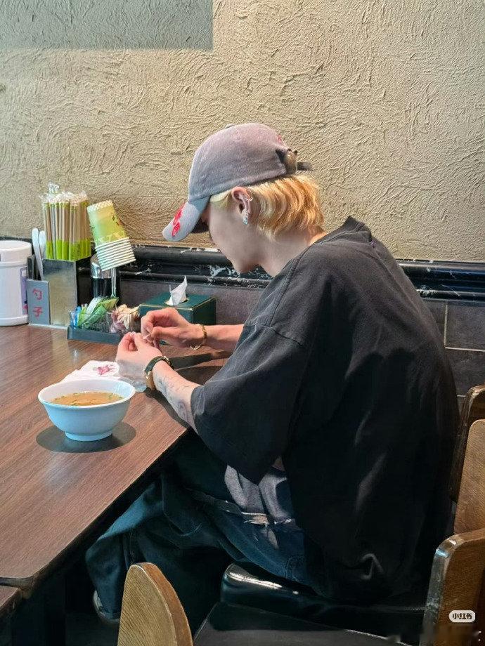 网友吃面偶遇鹿晗鹿晗怕不是住在北京的街头巷尾吧？一会儿被偶遇吃面，一会儿被抓包剥