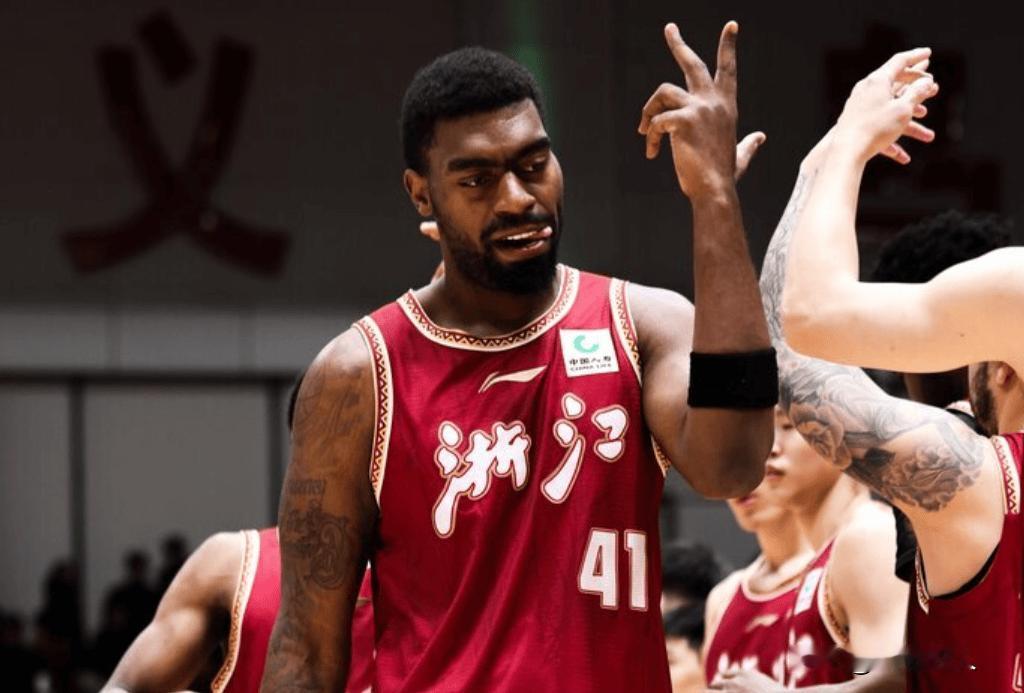 广东该考虑补个护框大外援了！达卡里约翰逊打爆广东内线，



达卡里约翰逊太强了