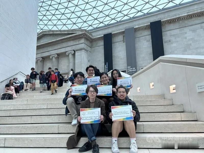 海外的“台独”分子也应该是打击对象

今天，在英国的一帮绿蛙在大英博物馆前举个牌