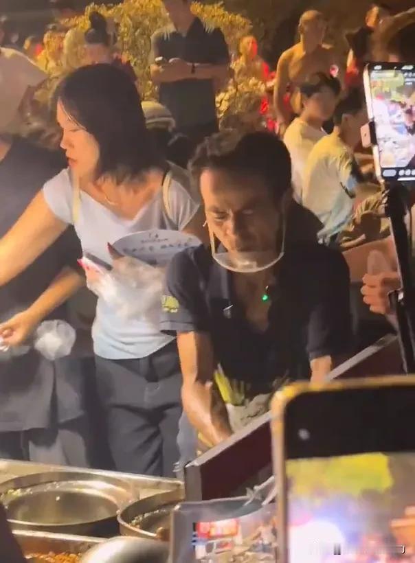 大家排队三小时，花6块钱，买的是一份“被认真对待”的感觉。现在很多消费体验让人心