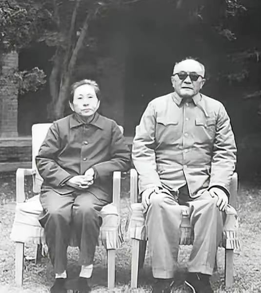 1952年，黄克诚的岳父贩卖鸦片，被判死刑，行刑前，黄克诚找到了负责此案的干部，