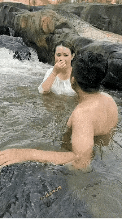 一群人在野外游泳，一男一女约定好一起下水比赛憋气，谁憋得久就算谁赢。当比赛开始时