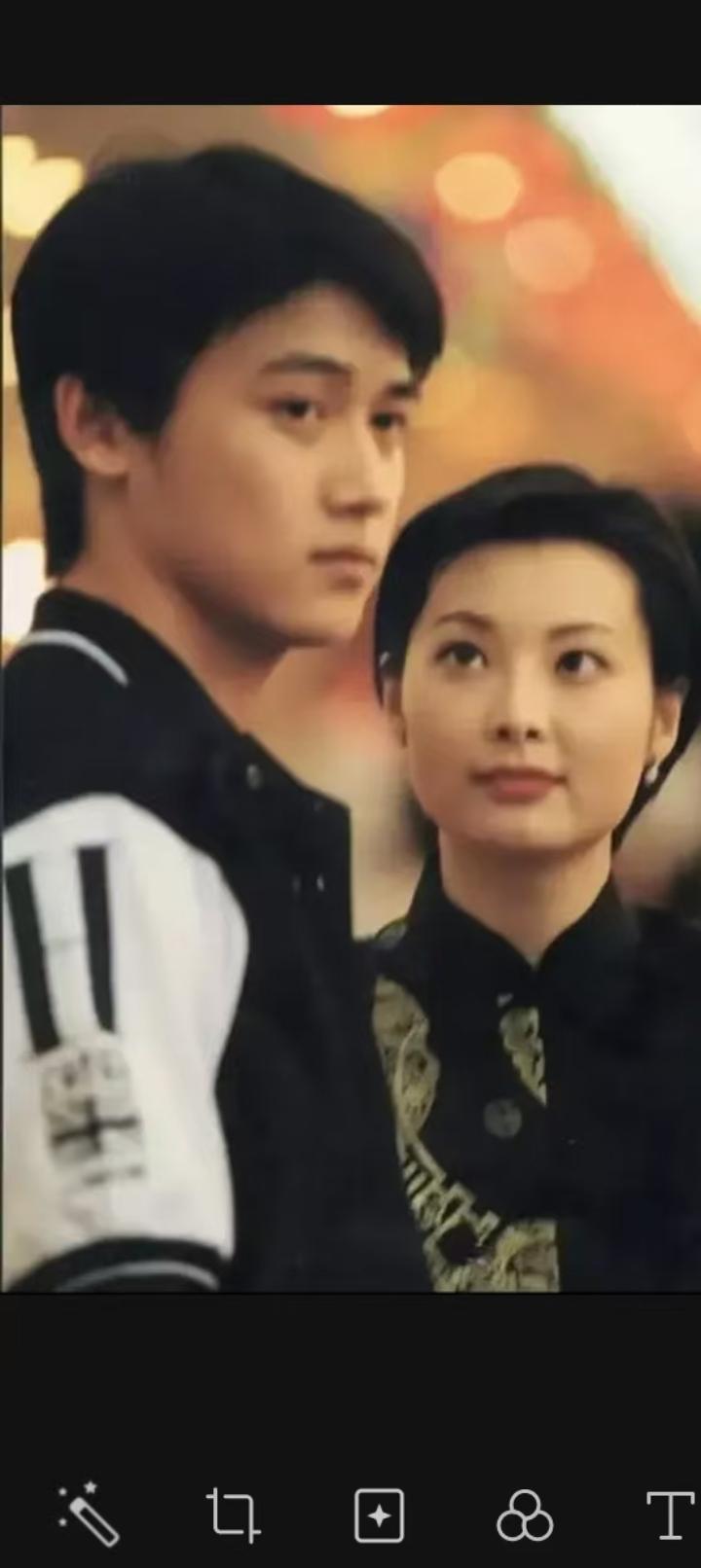 你看这位美女，眼睛直勾勾看着陆毅！可想而知，当时陆毅有多红火，既是美女偶像派，又