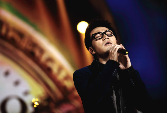 王铮亮五登央视春晚 从《时间都去哪儿了》到五度登台，王铮亮再赴春晚之约，用歌声传