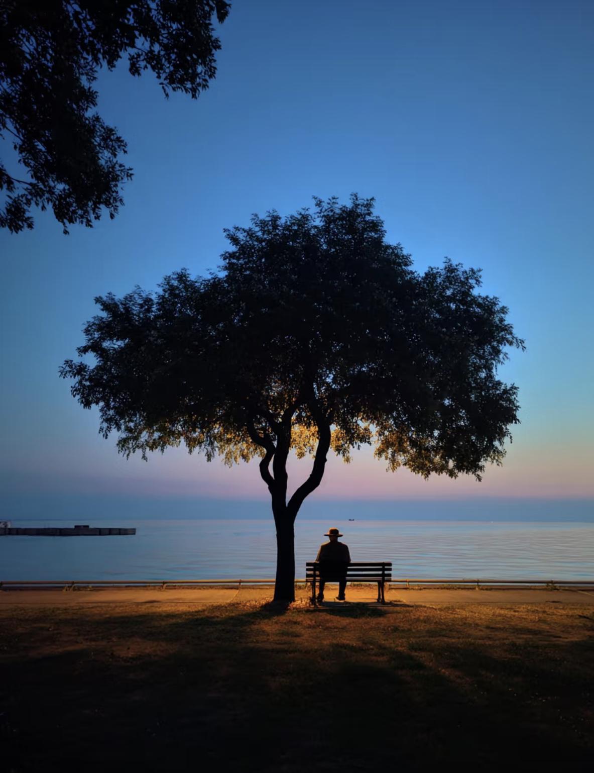 人到了四十岁，
蕞大的了不起，
是明明被生活磨得满身疲惫，
却依然咬着牙扛起了所