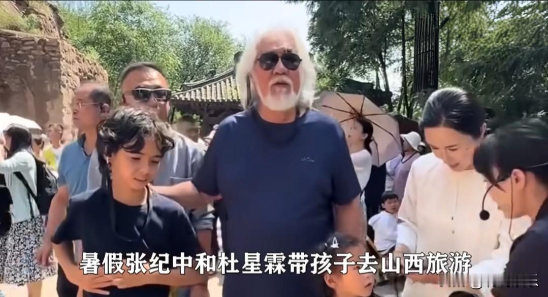 杜星霖对婚姻的坦诚回应，戳破了外界为“老少配”蒙上的浪漫滤镜。她不执着于世俗赋予