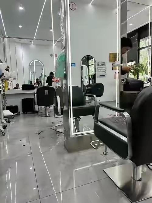 美发店为何一年倒闭几万家？
主要是陷阱太多，每次都让你开会员充值！
新店开业，搞