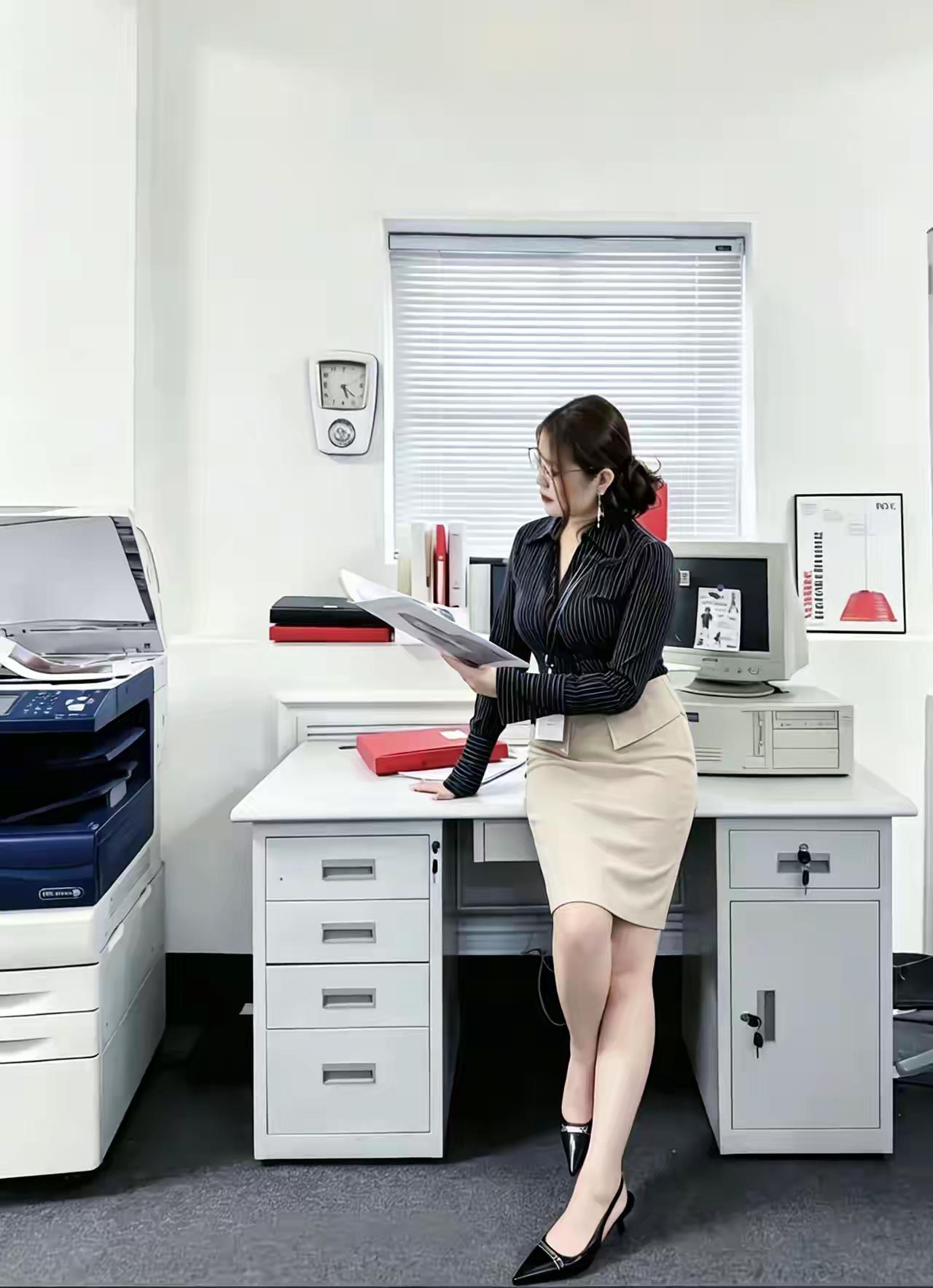 秘书性感迷人，身材饱满丰盈。