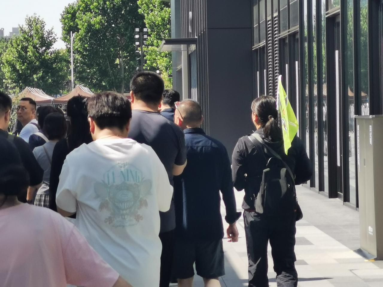 “这就是胖东来，火遍全国的胖东来！今天不是假期，排队时间不长。大家从排队情况，就