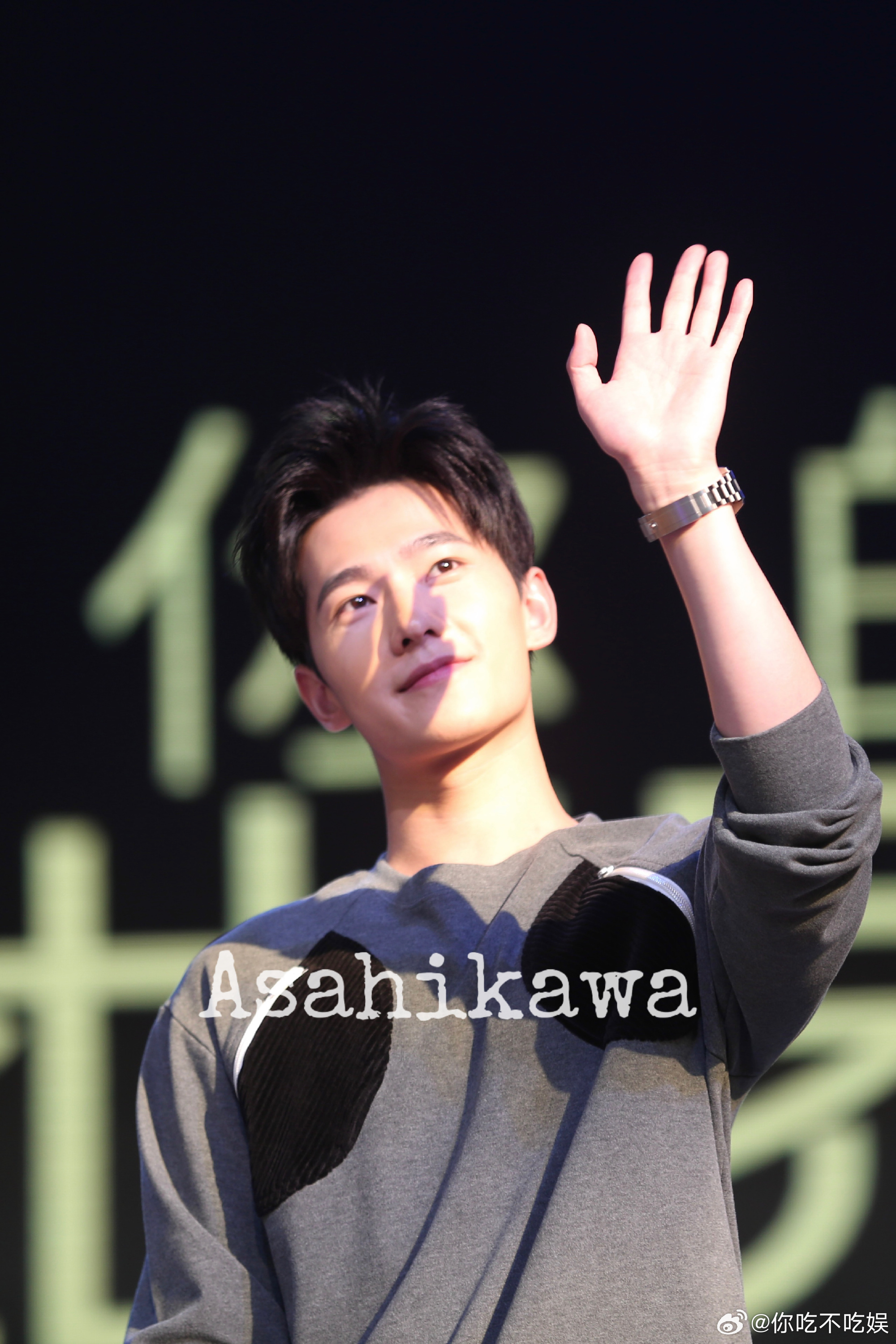 杨洋这颜值简直就是校园里的男神啊。 