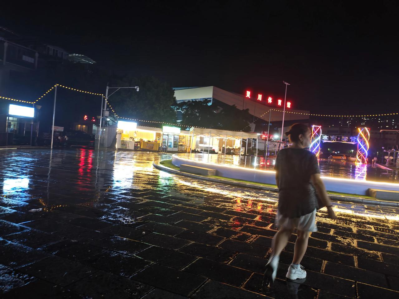 雨后夜色，邂逅灵川静谧街景
雨后的夜晚格外温润，地面积着浅浅的水洼，将街边的灯火