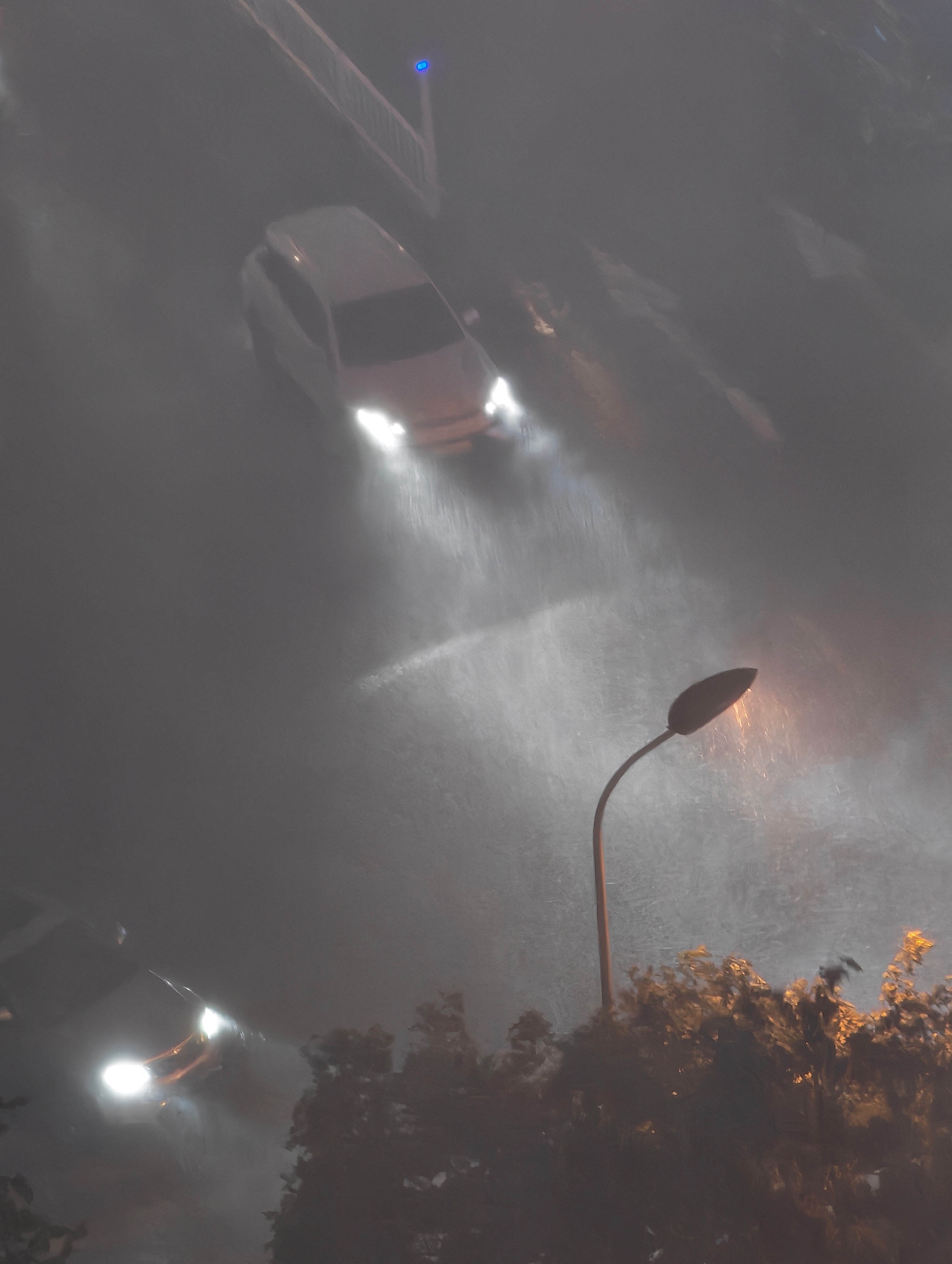 济南刚才下了一阵大暴雨，大雨加大风，雨水是横着下的，太狂暴了。地势低的地方有很深