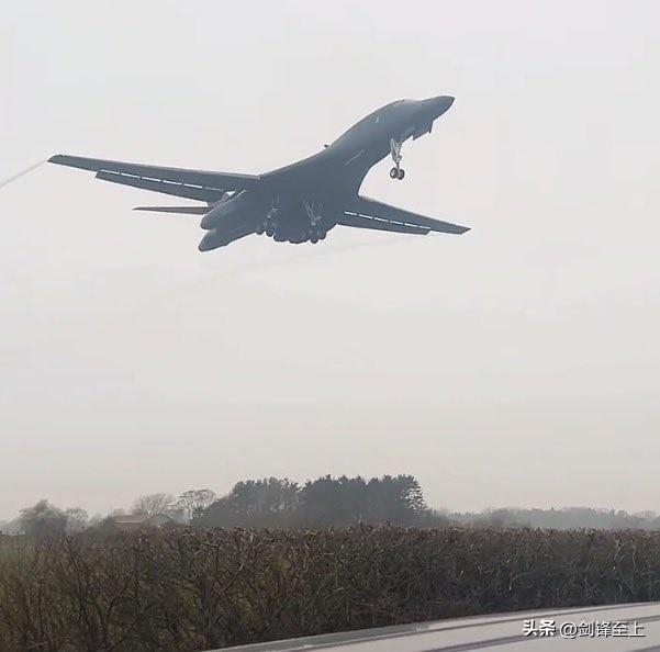 路人拍摄罕见画面，美国空军B-1B轰炸机在执行伊朗打击任务后降落在英国
如果伊朗