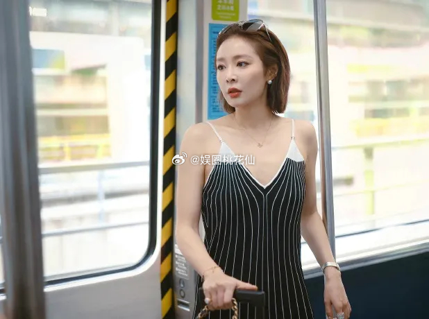 高叶在外出的时候搭配的很有清凉时尚感，看上去年轻又迷人，气质确实是太出众了。 