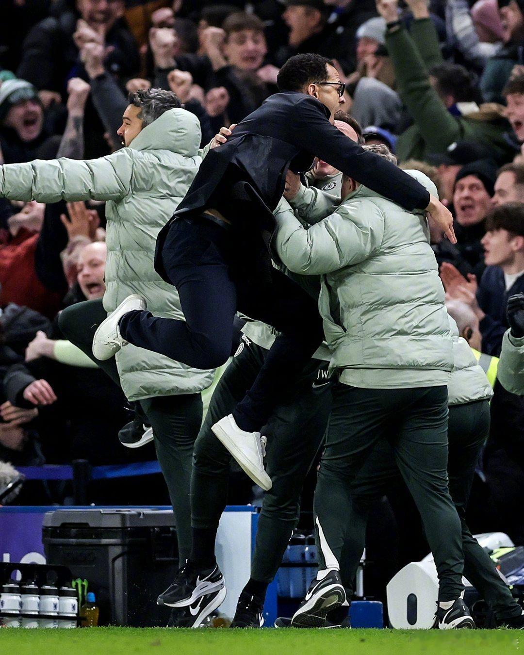 一周内连续两场3：2，一场比一场刺激。蓝军少帅罗西尼尔的临场调度真有一手，当然也