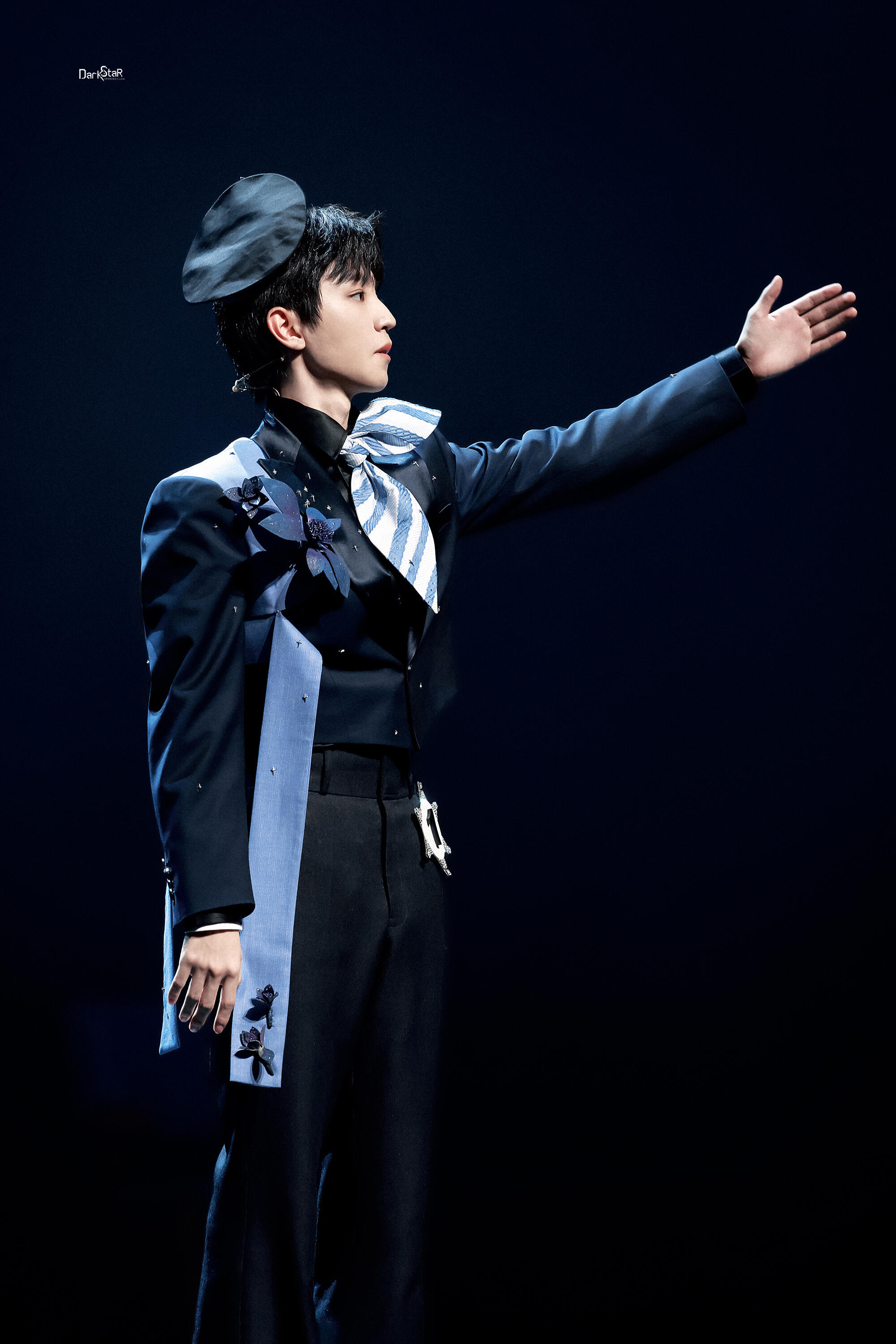 王俊凯 今天是红外线最多的一次话剧《趁世界还年青》谢幕环节，作为主演的王俊凯发现