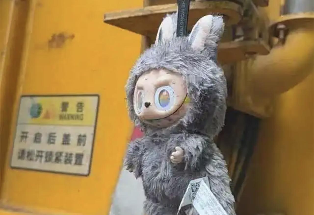 泡泡玛特产品供过于求、二手溢价崩盘，消费者热情不再。