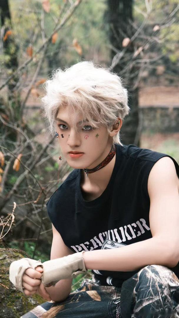 张泽禹直播每次看直播都很开心，没有距离感，温柔走心还自带笑点，即兴唱歌超好听，双