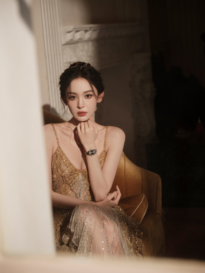 娜扎演绎尊界S800新春灯语 娜扎一袭高定礼服亮相“星光大道”红毯，气场全开！满