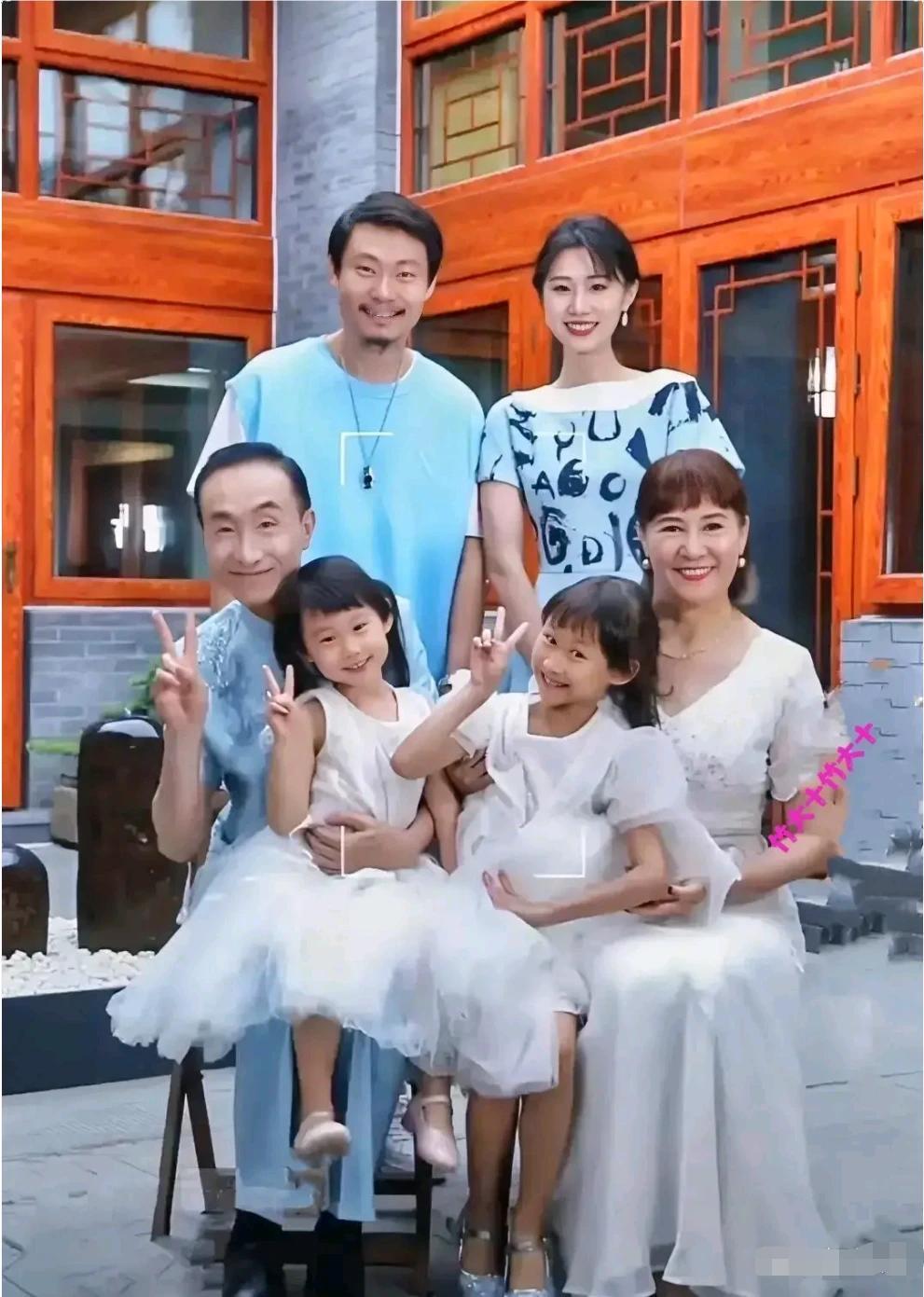 巩汉林晒一家6口同框，不得不感叹巩家基因强大，不仅儿子巩天阔长得酷似巩汉林，连两