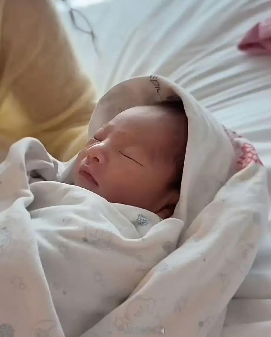 汪小菲老婆马筱梅终于生了，大年初七生了个大胖小子，晒出的新生儿照片真的很帅啊，刚
