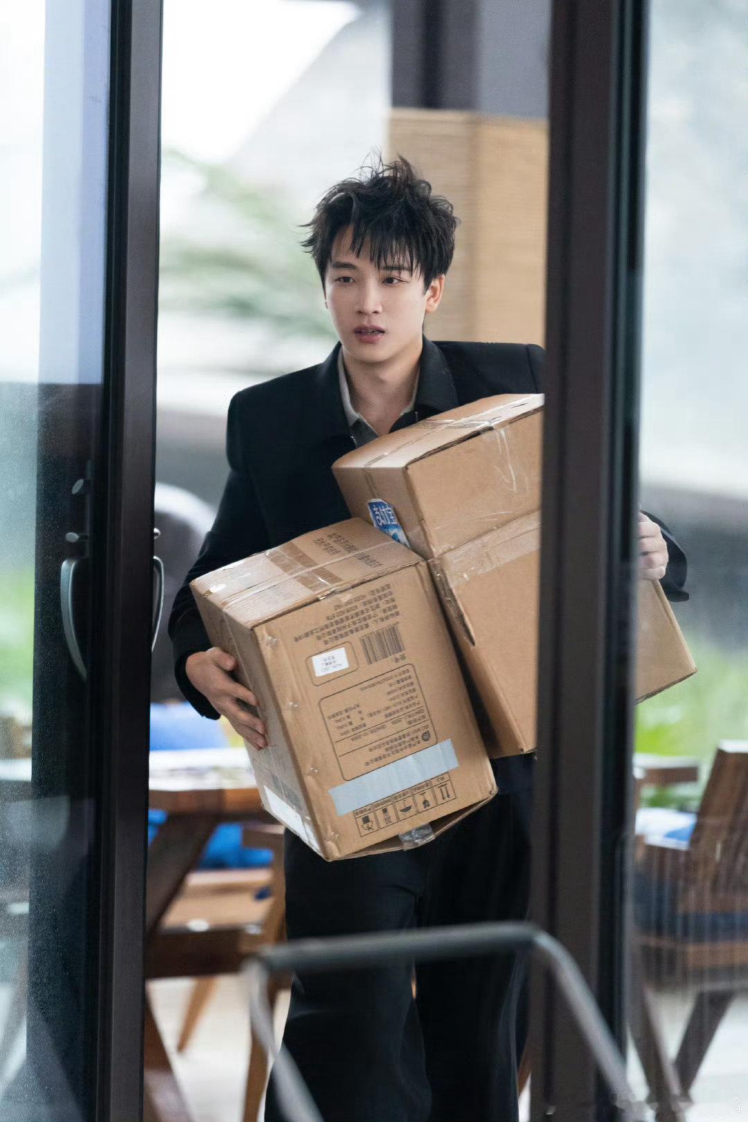 吴泽林吴泽林成人一瞬间的崩溃亲爱的客栈亲爱的客栈开播 发型可以乱，精神可以垮，但