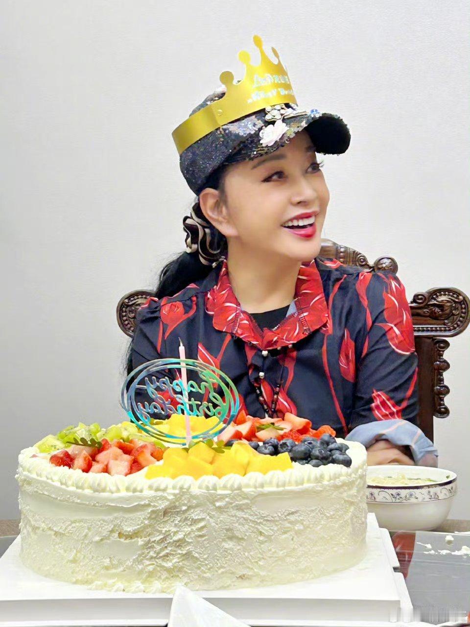 刘晓庆庆生“祝我生日快乐”半点也不像是75岁的老太太，说她四十多岁也有人信！！ 