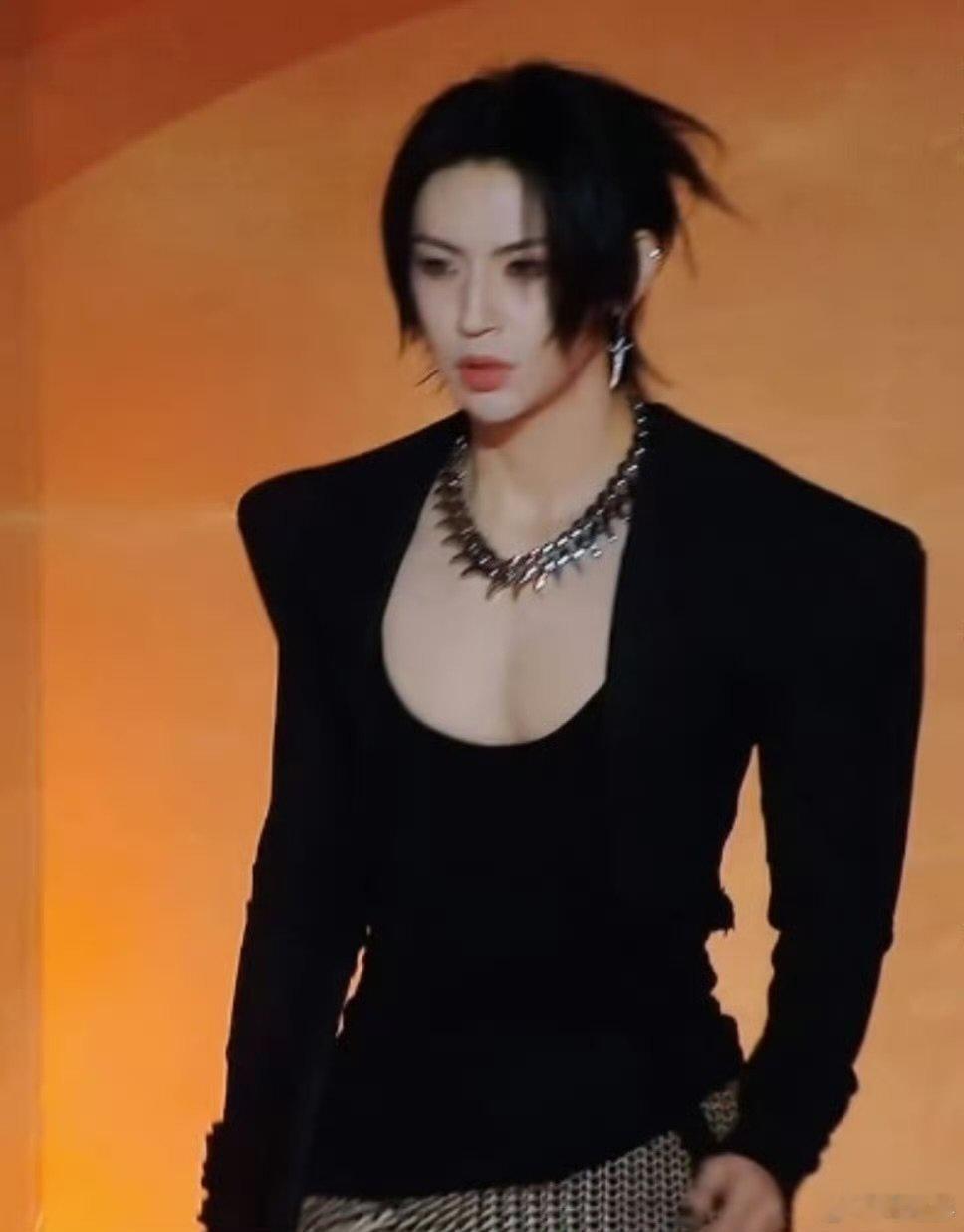 王琳凯胸肌王琳凯你是来杀我的吧！胸肌线条绝了，脸蛋又这么精致，这反差感我能嗑一万