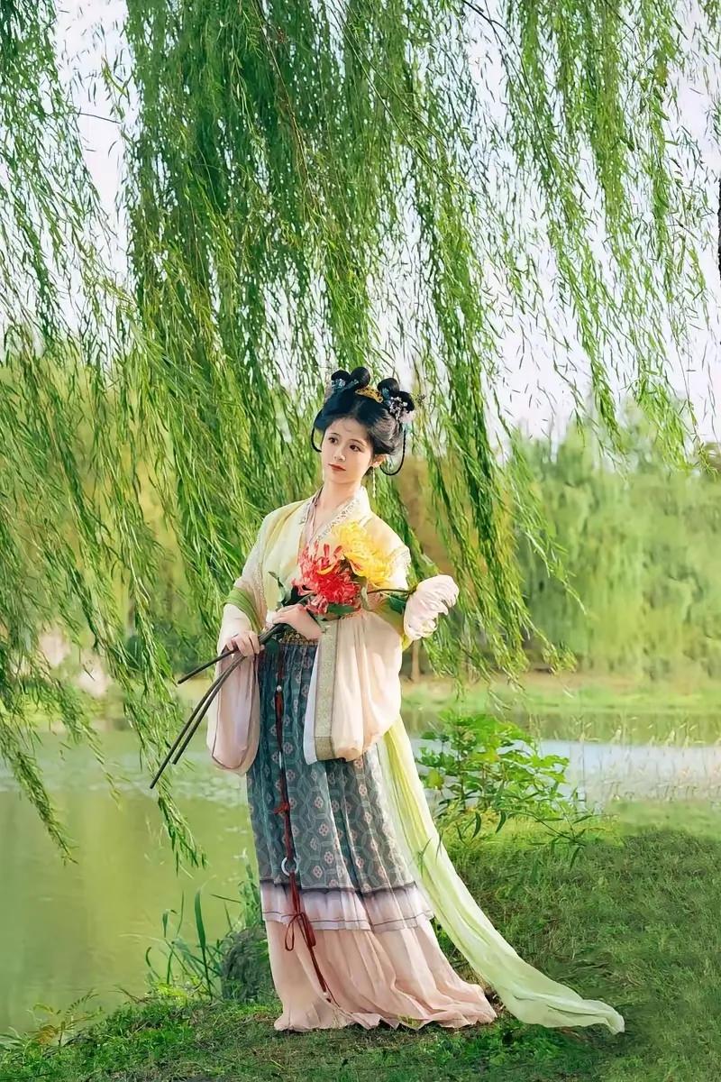 文笔擂台！
上联：长风梳碧柳
下联：微雨润桃红
