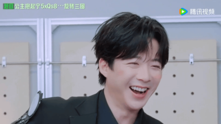 刘宇宁被周柯宇整害羞了 刘宇宁娇羞 谁能拒绝害羞的刘宇宁！被周柯宇突如其来的公主