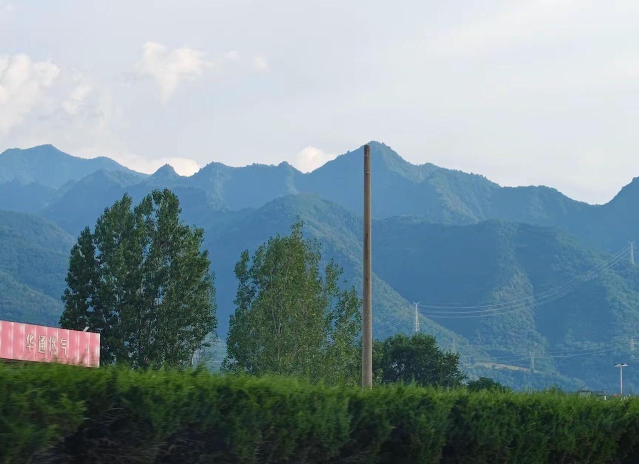 山风山风等等我呀～我和闺蜜们正往山里赶呢！我们要找山的绿意、找风的轻拂一群人的狂