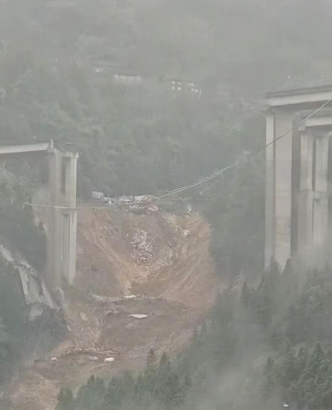 贵州一高架大桥垮塌疑多车掉落一辆红色货车车头已经腾空，车身还留在路面，货车司机尚