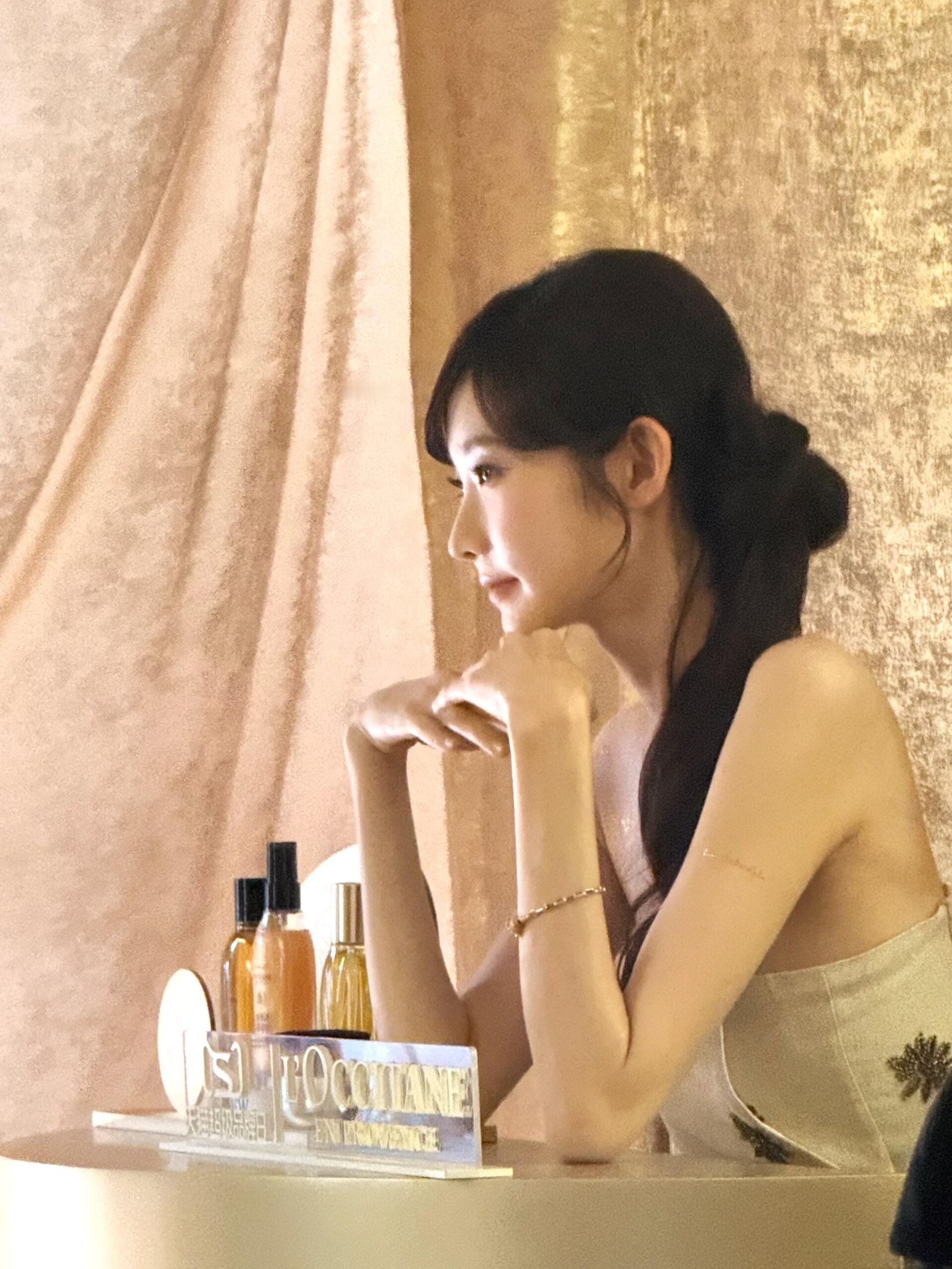 张艺凡闪闪惹人爱张艺凡你闪到我眼睛了blingbling的造型太戳人啦，完全就是