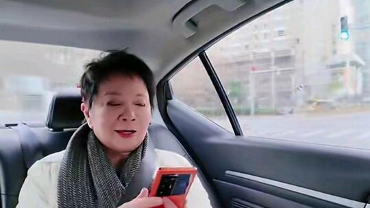 蔡明宣布退出春晚：把机会留给年轻喜剧人