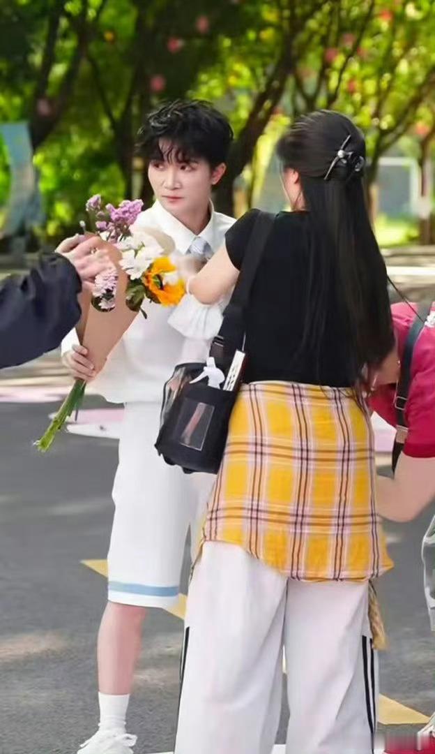 周深永远22毕业歌会官宣B站永远22毕业歌会 反复循环换剪刀片段，笨笨的临场反应
