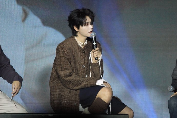 肖宇梁这套小香风look很小王子，也很熊熊，喜欢哇！ ​​​
