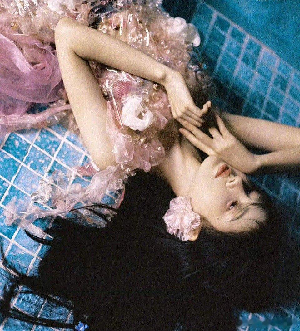 鞠婧祎这个照片应该p了好久好久吧，已经看不出是一个人了 ​​​