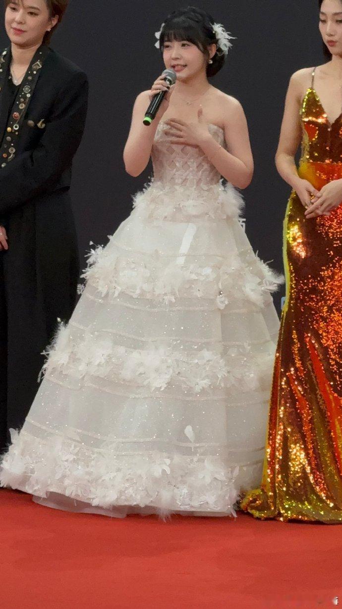 火箭少女101合体后首个红毯  火箭少女101合体红毯  从甜美到酷飒，从温柔到