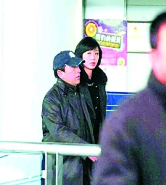 水均益和现任妻子都是才华横溢的人，虽然水均益比妻子大13岁，但他们看起来跟同龄人
