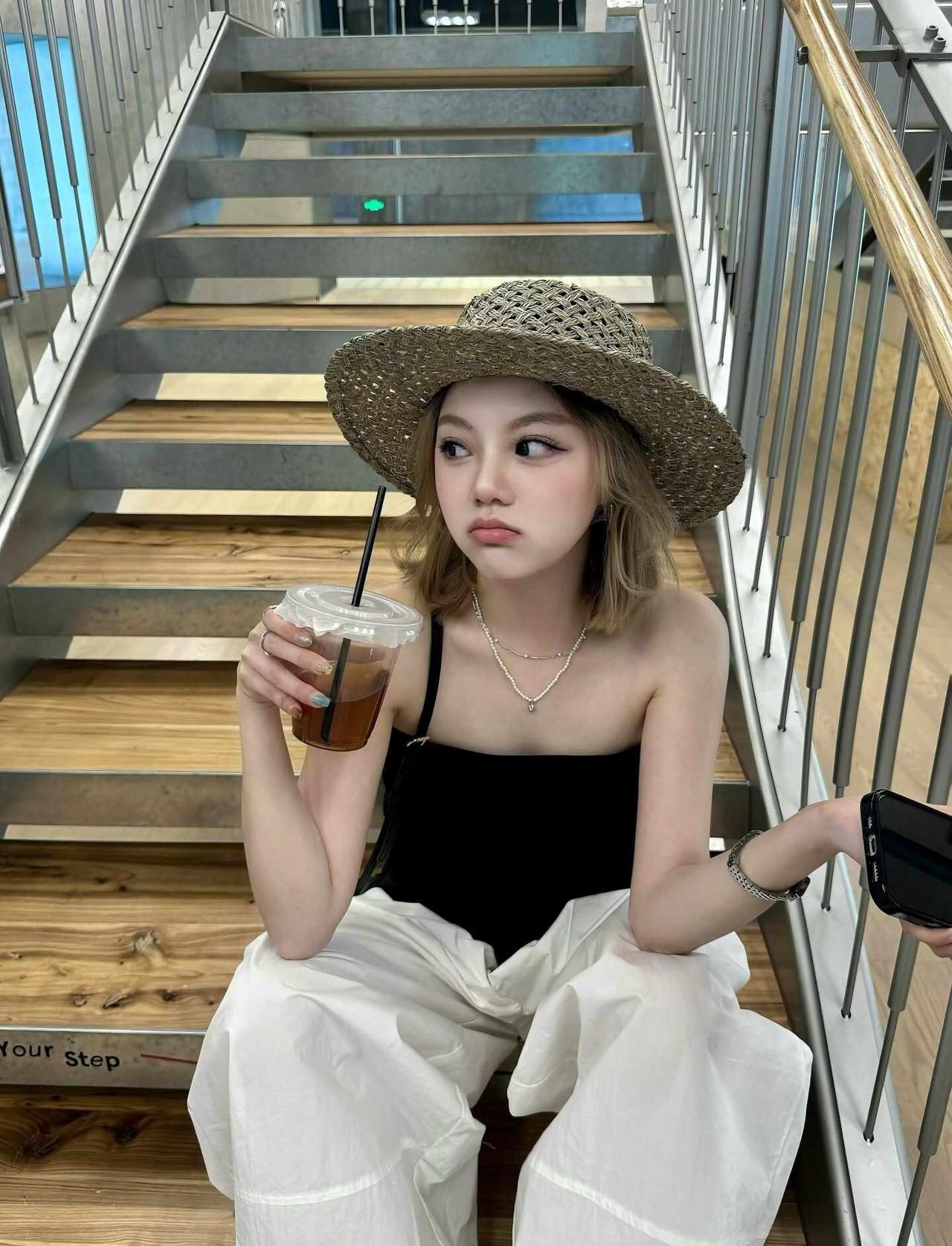 重庆瑞器📷工业风和黑白穿搭适配时刻ᰔᯓ
有一种不在重庆的好拍！
工业风里的黑白