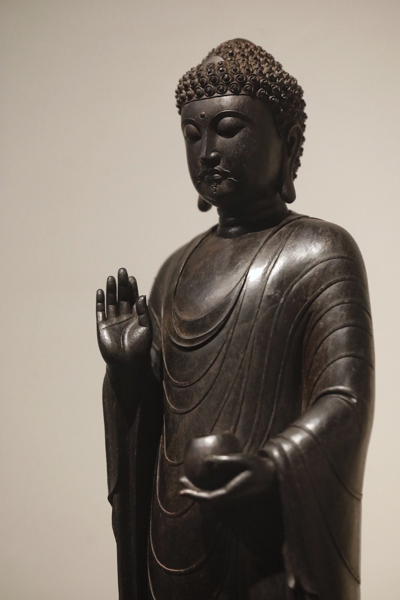 小叶紫檀老料·释迦牟尼佛整料清刀造像，开脸慈悲祥和，法相庄严沉静。衣纹行云流水，