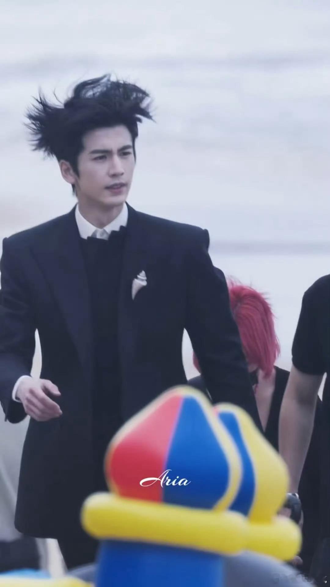 张凌赫头发被吹成海胆了三亚的风你太不礼貌了！把我们张凌赫吹成海胆了！张凌赫[超话