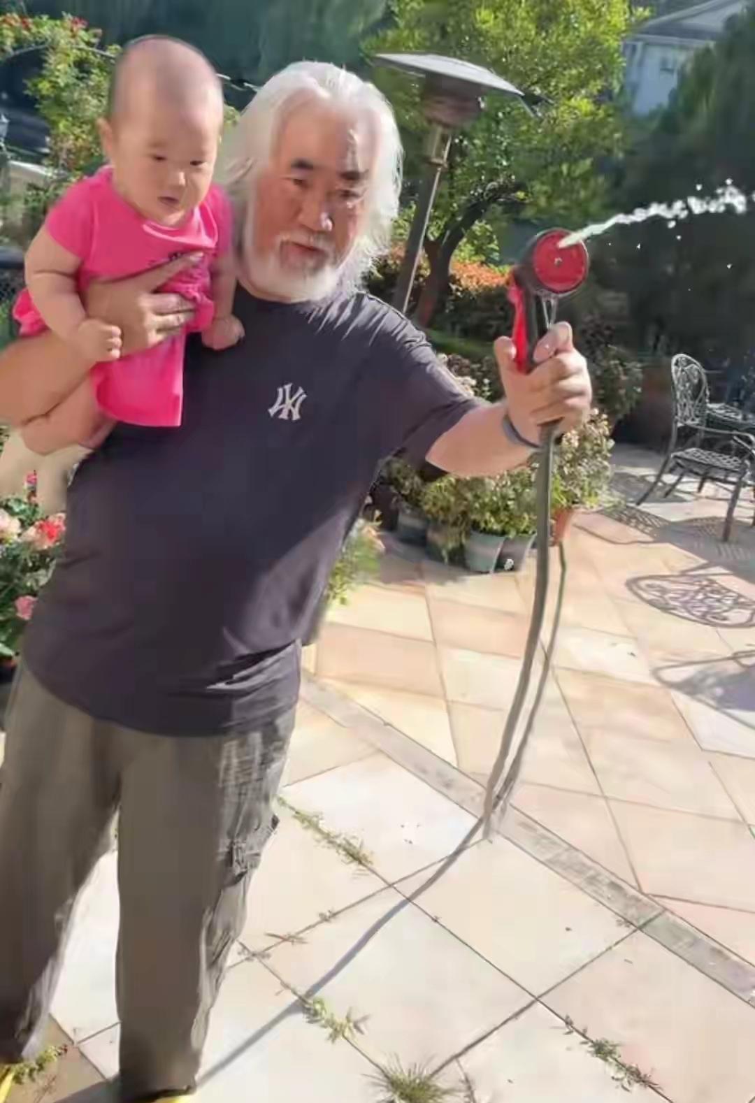 看了张纪中抱着女儿浇花的父女同框画面！朋友说：太爷爷的年龄干了爸爸的事……

呵