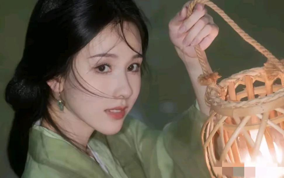 陈都灵，我心中的林黛玉人选，最符合林妹妹的幼态、弱态、又兼具灵气、才气

泪光点
