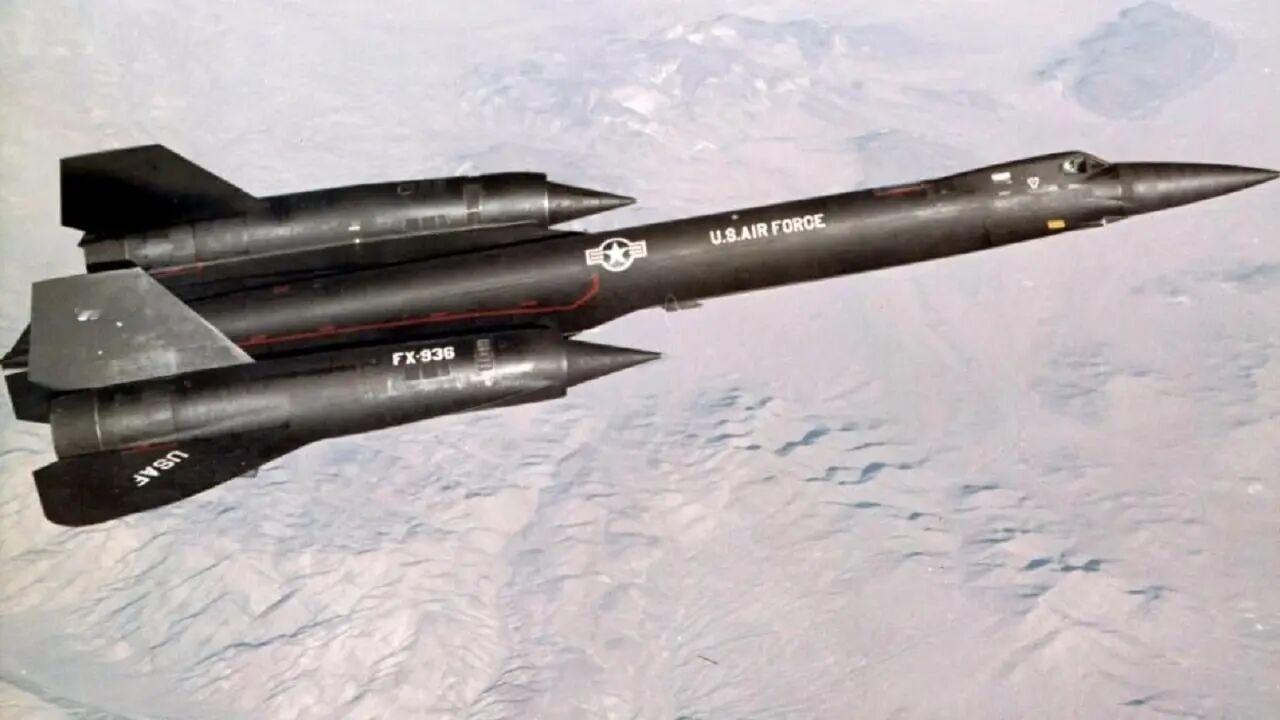 打破3.3马赫纪录：SR-71黑鸟侦察机速度之快，甚至能超越太阳！现在美国人最喜