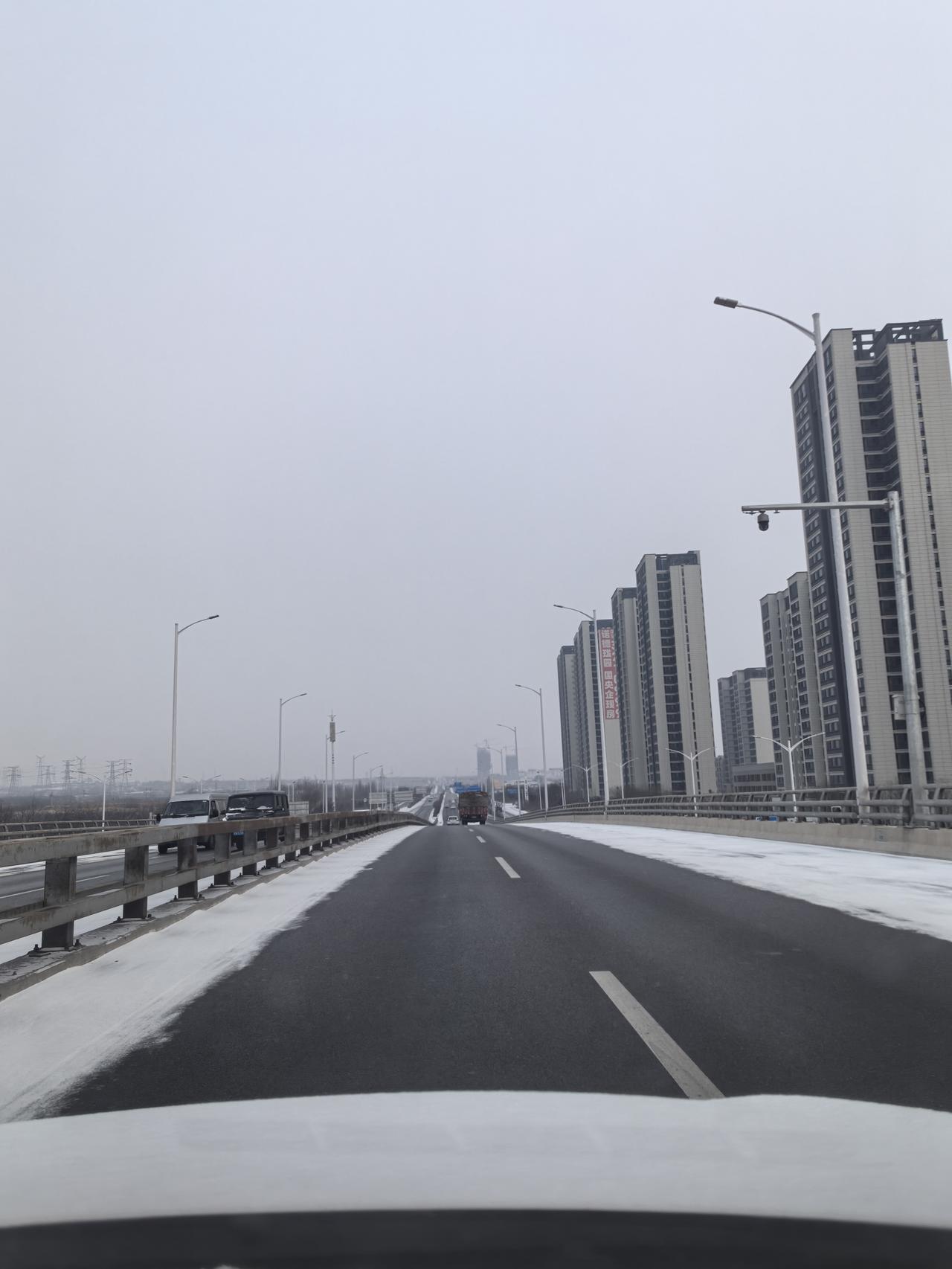 龙城大街东延今天中午纷纷扬扬飘起来了雪花！