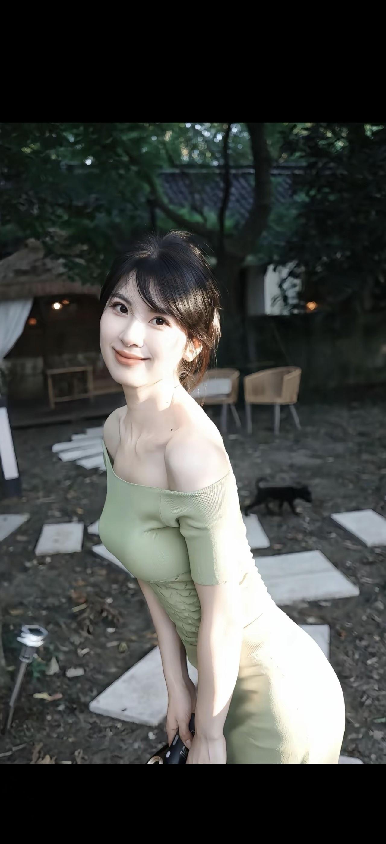 她正在公园里微笑拍照。