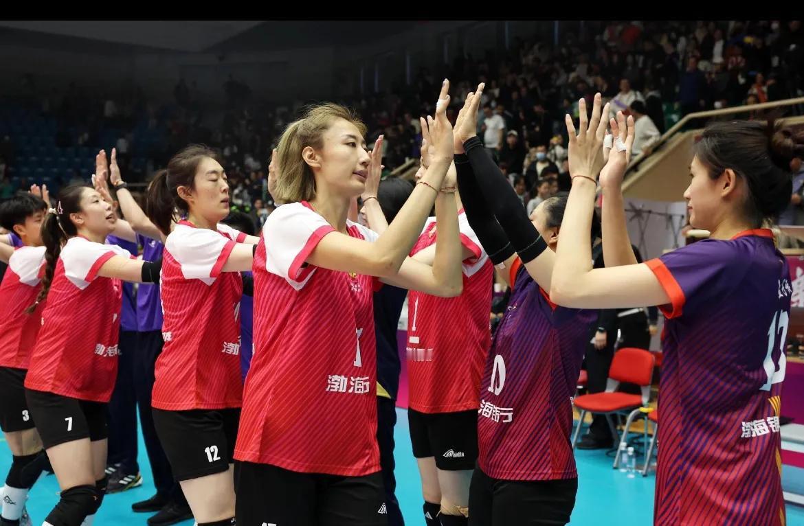 #中国女排2024-2025超级联赛# 
[话筒][话筒]王媛媛、李盈莹展望津沪