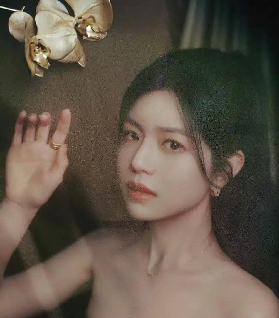 米兰时装周Max Mara秀场头排。 陈妍希一身淡粉色西装，黑长直发，外媒的怼脸