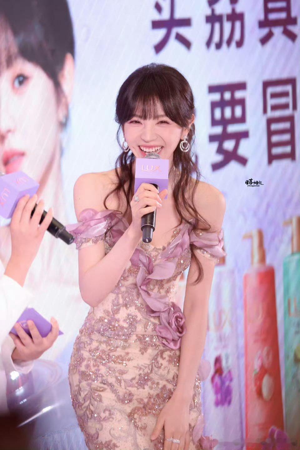 田曦薇昨日线下活动造型，完全花仙子下凡[抱一抱][抱一抱]捧花wink比心一连招